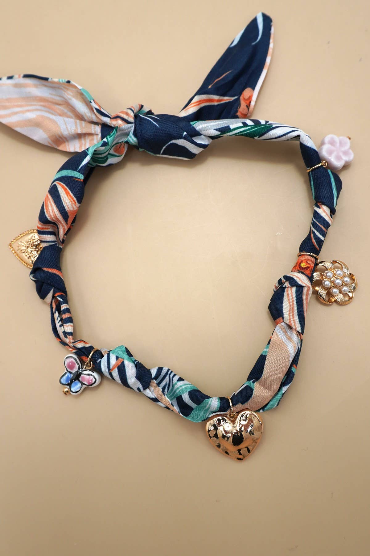 SCARF CHARM NECKLACE-HEART FLOWER CERAMIC FLORAL | 80N92320: Gold
