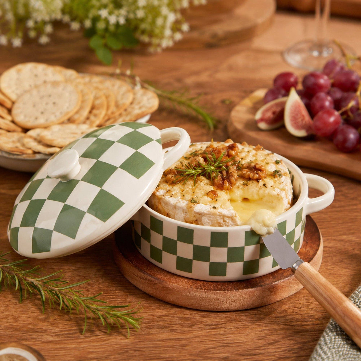 18oz Evergreen-Wht Checkerbrd Covered Brie Baker W-Spreader