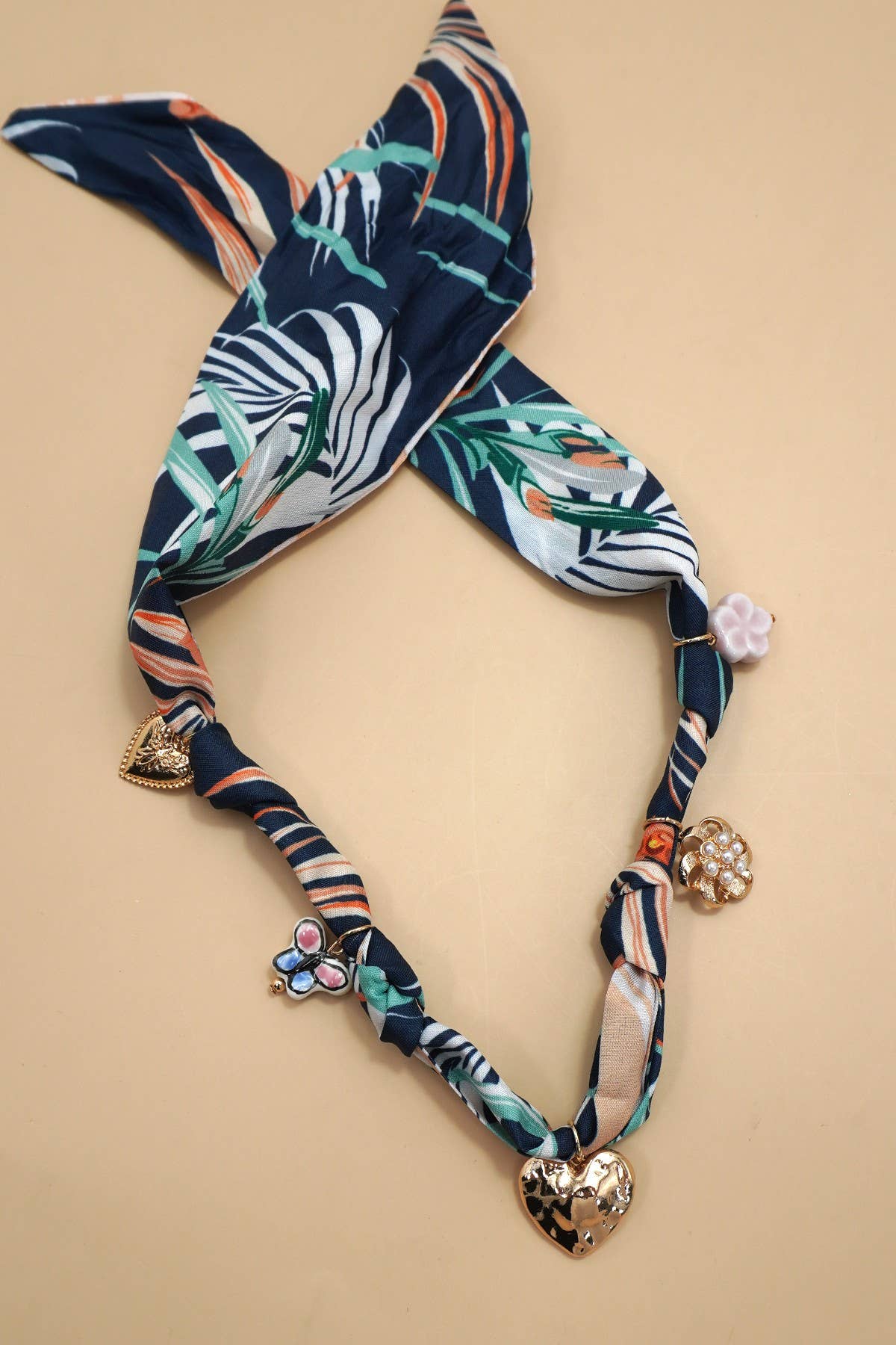 SCARF CHARM NECKLACE-HEART FLOWER CERAMIC FLORAL | 80N92320: Gold