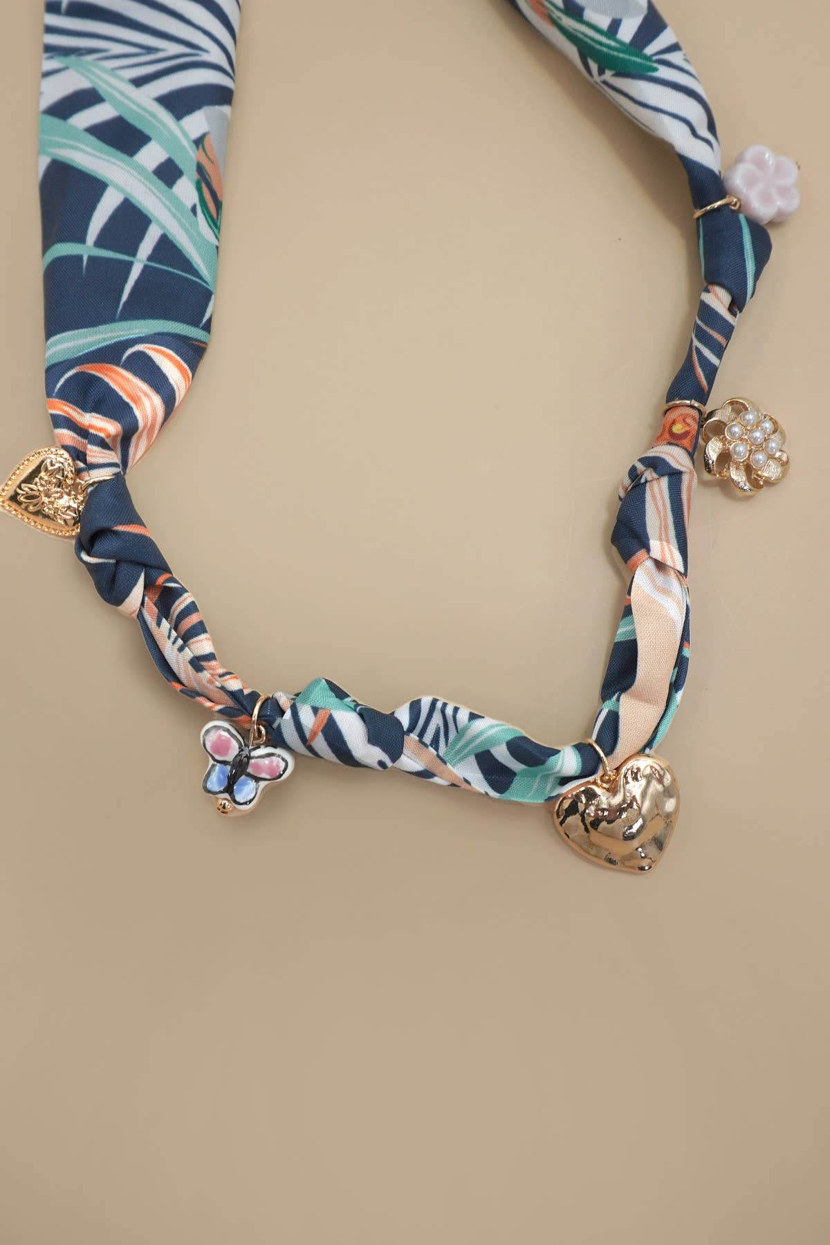 SCARF CHARM NECKLACE-HEART FLOWER CERAMIC FLORAL | 80N92320: Gold